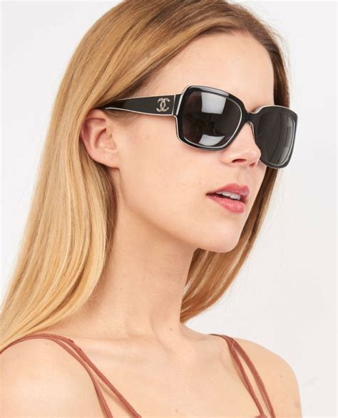 chanel sonnenbrille damen schwarz weiss|Chanel sunglasses with on side.